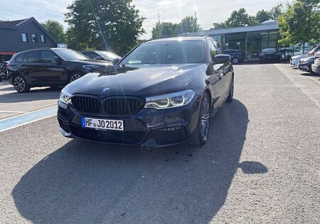 BMW 530d xDrive Touring A - M Paket , B&W, Pano, RFK