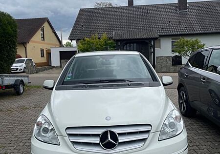 Mercedes-Benz B 160 Autotronic - Bremsen Neu- SHZ- AHK