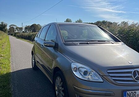 Mercedes-Benz B 200 -