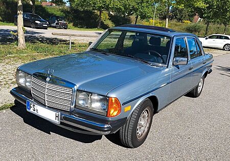 Mercedes-Benz E 230 W123 - 230 E - gepflegter, ehrlicher Oldtimer