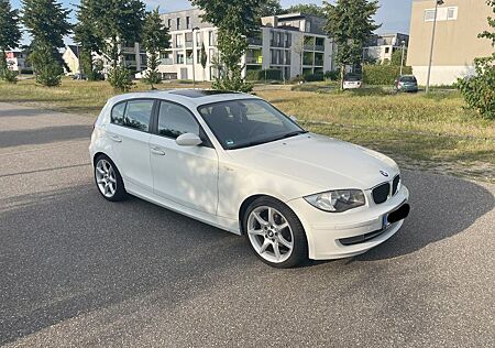 BMW 116 i weiß mit Fehlermeldung