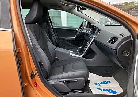 Volvo V60 Kombi 2.0 D Momentum Aut.NAVI-XENON-SHZ-PDC