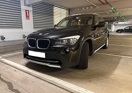 BMW X1 xDrive20i Autom. - Leder, Panoramadach, AHK