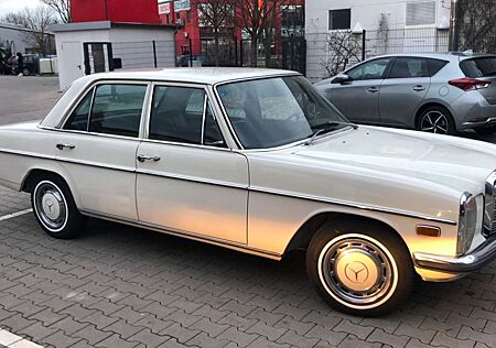 Mercedes-Benz 220 220D/8 OLDTIMER