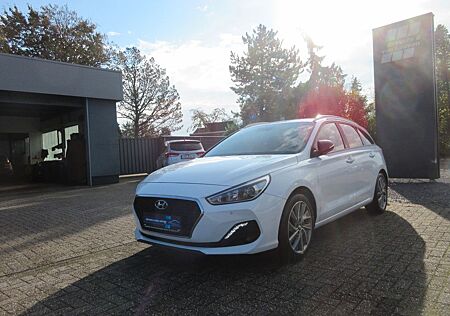 Hyundai i30 i30cw 1.4T-GDi YES! NAVI RFK WINTERP. AHK 17"