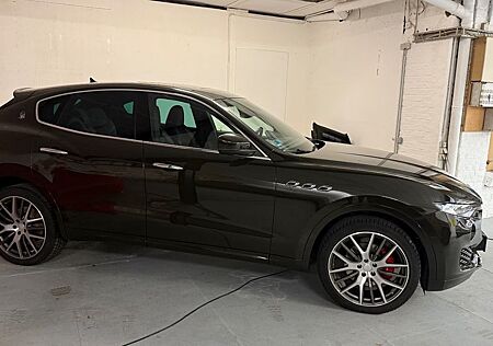 Maserati Levante Diesel 3.0 V6, Jahreswagenzustand, SH,