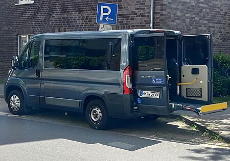 Fiat Ducato mit elektrischen Rollstuhllift