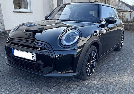 Mini Cooper SE mit Batteriezertifikat (Dekra)