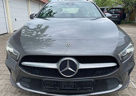 Mercedes-Benz A 180 -Klasse Lim. LED Teilleder Kamera Navi