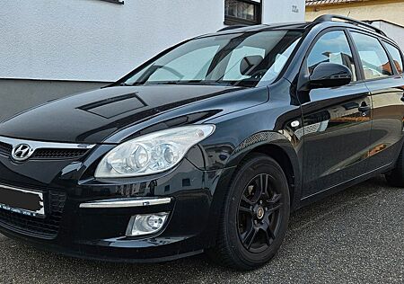 Hyundai i30 CW 1.6 / AHK / Scheckheft / Bremsen NEU