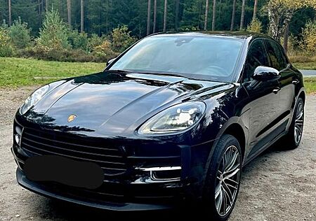 Porsche Macan - -