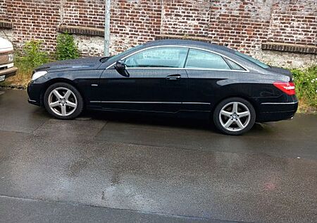 Mercedes-Benz E 250 Coupé CGI BlueEFFICIENCY AVANTG....