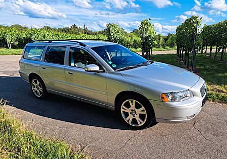 Volvo V70 D5 2.4 Silber Gepflegt