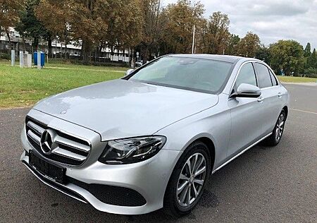 Mercedes-Benz E 220 E 220d Avang/Aut/Pano/Head-Up/Cockpit/Navi/LED