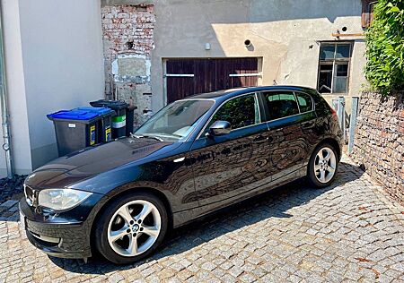 BMW 118i Saphirschwarz, Glasdach, PDC vo/h...