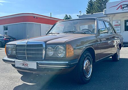 Mercedes-Benz 200 W123 *Automatik*Original*Erstlack*Rostfrei*