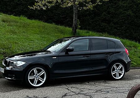 BMW 118D , Navi, 18 Zoll M, Schiebedach, Parksensoren
