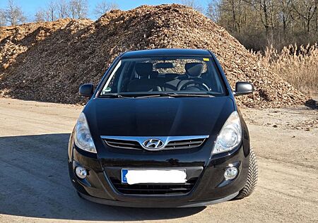 Hyundai i20 1.2 8Fach TÜV 3/27