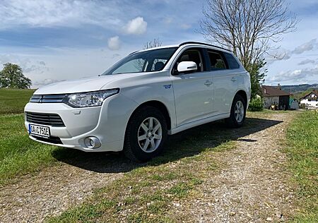 Mitsubishi Plug in Hybrid Outlander Plug-in Hybrid Outlander 2.0 Plug-In Hybrid ...