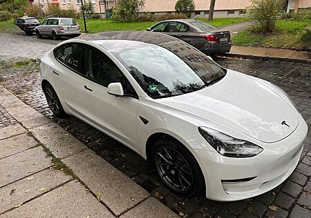 Tesla Model 3 Allradantrieb mit Dualmotor Long Range