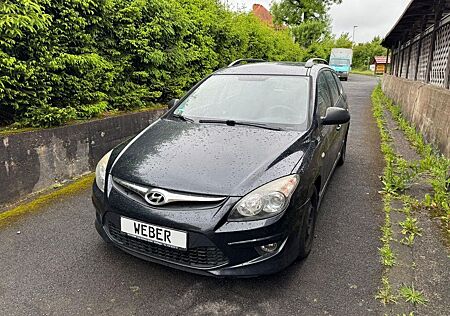 Hyundai i30 CW blue 1.6 CRDi 66 kW Classic