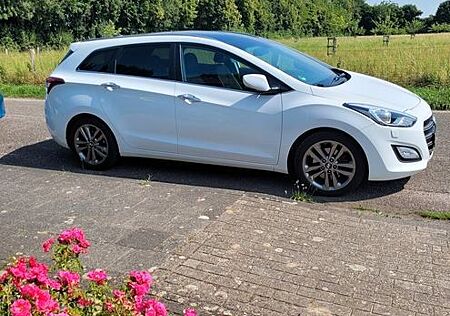 Hyundai i30 blue 1.6 CRDi 100kW Premium DCT Premium