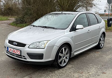 Ford Focus Lim. Titanium/58 TKM/ 1 Hand/ Tüv Neu
