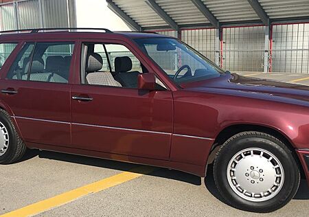 Mercedes-Benz E 230 230 TE Kombi Automatik, sehr gut erhalten