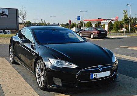 Tesla Model S 85D - free Supercharging