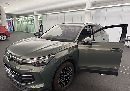 VW Tiguan Volkswagen Life Standheizung AHK Design/Komfortpaket