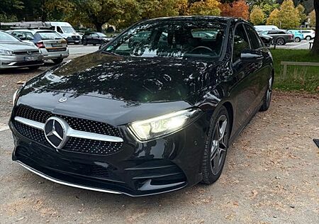 Mercedes-Benz A 200 AMG Interieur und Exterieur, MBUX