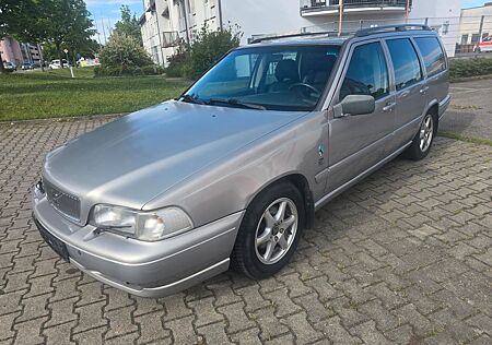 Volvo V70 2.5 T AWD. " Tüv + ZR neu , Schalter! "