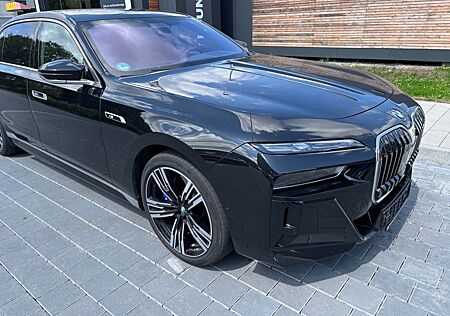 BMW M760 e xDrive Iconic SkyDACH Autobahnassistent