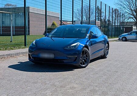 Tesla Model 3 Allradantrieb mit Dualmotor Long Ran...