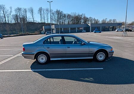 BMW 523i E39 Limousine