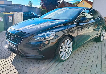 Volvo V40 D4 SUMMUM VOLL AHK reparierter WILDSCHADEN