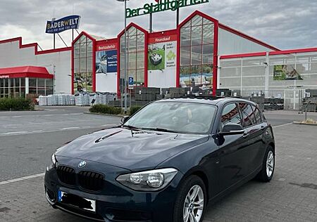 BMW 118i Urban Line Tiefseeblau Metallic