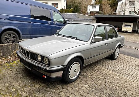 BMW 320i E30 · 6-Zylinder · Limousine