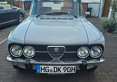 Alfa Romeo Giulia Nuova Super 1300 mit 2,0 l Motor