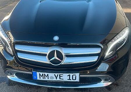 Mercedes-Benz GLA 200 -