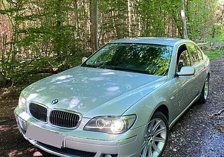 BMW 750i A - Scheckheftgepfelgt
