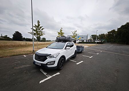 Hyundai Santa Fe Allrad 2.2 mit Dachzelt und Anhänger