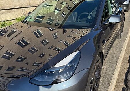 Tesla Model 3 Allradantrieb mit Dualmotor Performa...