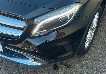 Mercedes-Benz GLA 200 -