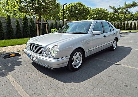 Mercedes-Benz E 200 AVANTGARDE Youngtimer wunderschön, wie neu