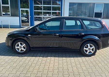 Ford Focus Turnier mit Anhängerkupplung Scheckheft