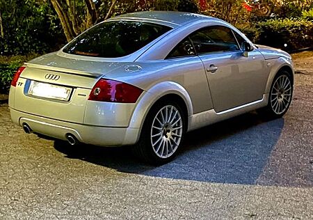 Audi TT Coupe 1.8T quattro 165 kW -