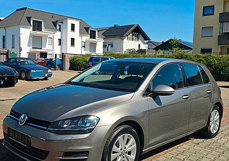VW Golf Volkswagen VII Lim/Scheckheft/Unfallfrei/AHK/PDC/1Hand