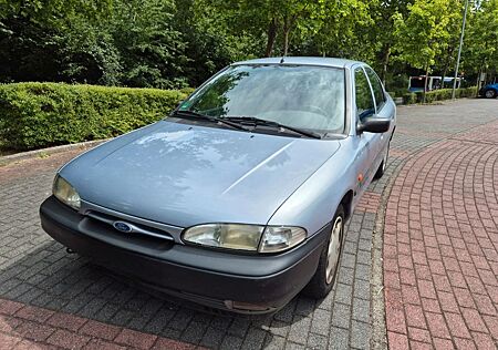 Ford Mondeo 1.8 16V Ghia Auto Ghia