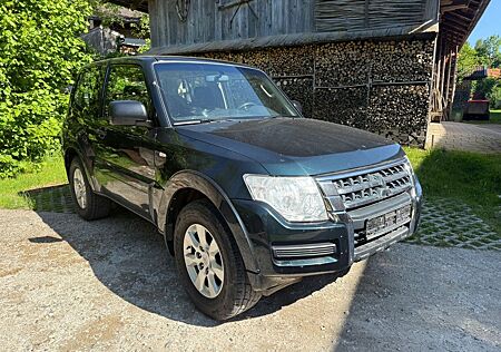 Mitsubishi Pajero 3,2 DI-D 4WD *Kurzerradstand*3Türig*AHK*